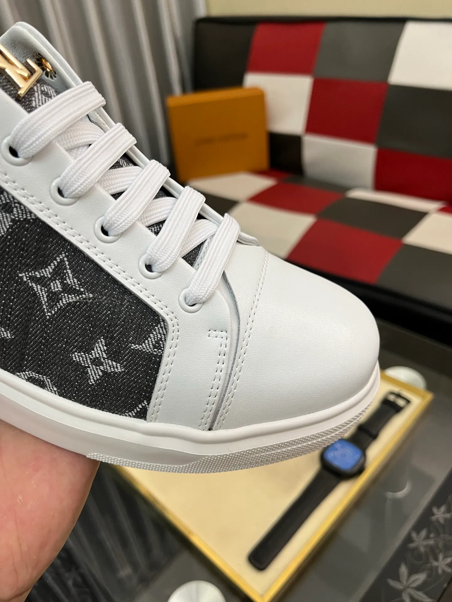 Men's shoes 💰400⌚️⌚️《Louis vuitton/LV Louis Vuitton》original quality.~ Unique modern style sneakers. 🏃A must-have casual shoe for trendy men😍😍 Original brand imported from Italy, imported original leather, cowhide lining (refuses to discolor and grind feet) sole: original sole provided by the original factory, French lazy style design ⚠️Fit to the feet, original quality, super comfortable original sole. Code number: 38-443️⃣Colors available